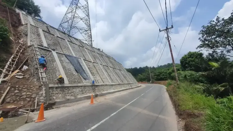 PLN UPP Sumbagteng 2 Laksanakan Pengamanan Tower SUTT di Pasaman hingga Provinsi Riau 1 pengamanan --UPP Sumbagteng 2 melaksanakan pengamanan terhadap Saluran Udara Tegangan Tinggi (SUTT) yang melintasi wilayah Pasaman hingga Provinsi Riau.