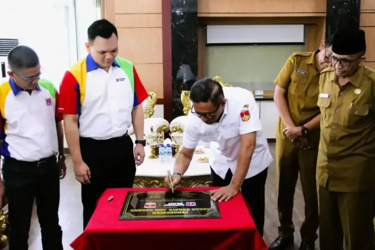 Mewarnai Warisan Nusantara: Nippon Paint Melakukan Peremajaan Jam Gadang Kebanggaan Masyarakat Bukittinggi 1 pengecatan ulang Jam Gadang.--Nippon Paint Indonesia, melalui program CSR Warnai Kehidupan #ColouringLives, mengambil langkah nyata dengan melakukan pengecatan ulang Jam Gadang.