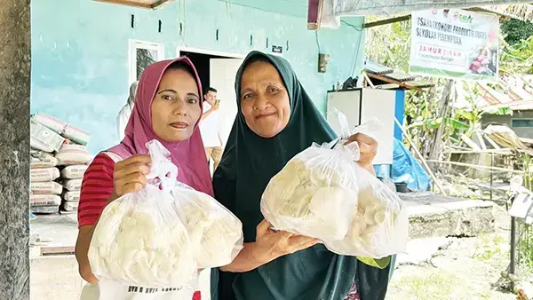 PT Semen Padang Dukung Sekolah Perempuan Baringin, Budidaya Jamur Tiram Tumbuh Jadi Sumber Ekonomi Warga 1 BUDIDAYA JAMUR TIRAM— Sekolah Perempuan Baringin, Kecamatan Lubukkilangan berhasil memproduksi jamur tiram dan memanennya setiap hari dengan hasil mencapai 2 hingga 7 kilogram.