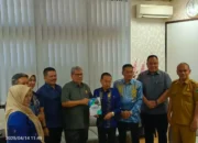 Muhidi Terima Laporan Monitoring dan Keterbukaan Informasi Publik Tahun 2024
