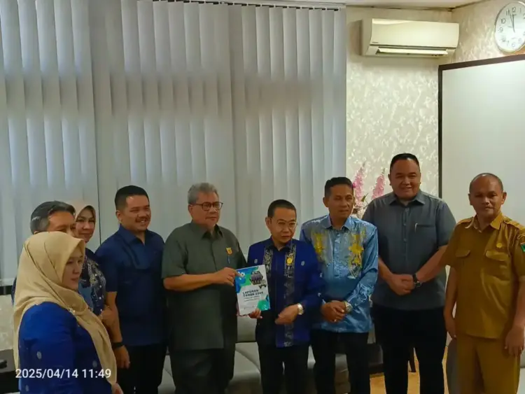SERAHKAN LAPORAN--KI Sumbar Serahkan laporan kepada pimpinan DPRD Sumbar.