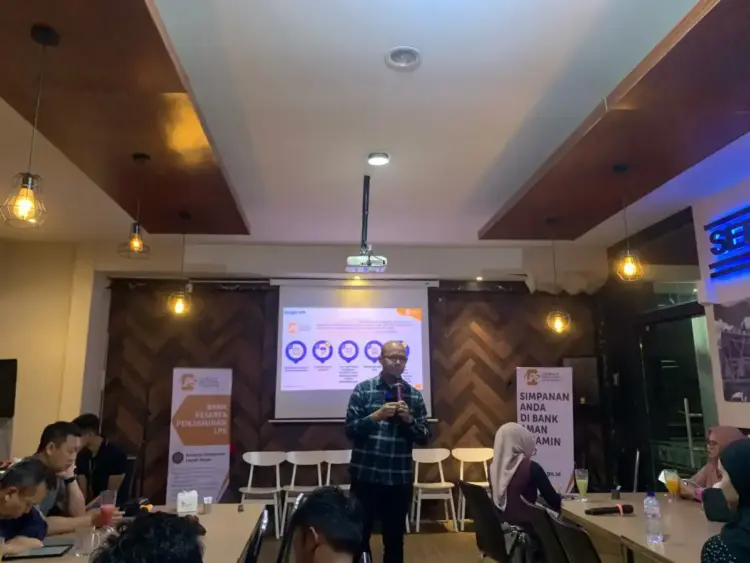 LPS Bayarkan Rp 10,4 Miliar untuk Penanganan 3 BPR di Sumbar 1 PAPARKAN-Kepala Kantor Perwakilan LPS I Medan (meliputi seluruh Pulau Sumatera), M. Yusron saat memaparkan kinerja LPS kepada awak media di Padang.