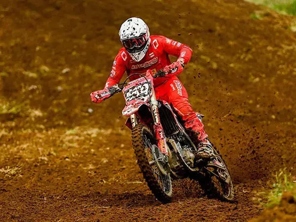 Lawan Trek Ekstrem, CRF Tetap Melesat Raih Podium di Kejurnas Motocross Wonosobo 1 KEJURNAS MOTOCROSS— Pebalap AHRT Arsenio Al Ghifari, berhasil meraih posisi ketiga (P3) pada Race 1 kelas MX2 di seri perdana Kejurnas Motocross 2025 di Sirkuit Akarmas Sumbing Mountain, Wonosobo, Jawa Tengah, Minggu (13/4), di tengah lintasan ekstrem karena cuaca.