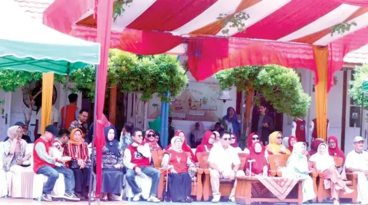 HUT SPENSA 75 TAHUN— Para alumni bersama Kepala SMPN 1 Padang Dewi Angraini dan Wakil Ketua DPRD Kota Padang,Mastilizal Aye saat kegiatan mengenang 75 Tahun SMPN 1 Padang, di halaman SMPN 1 Padang.