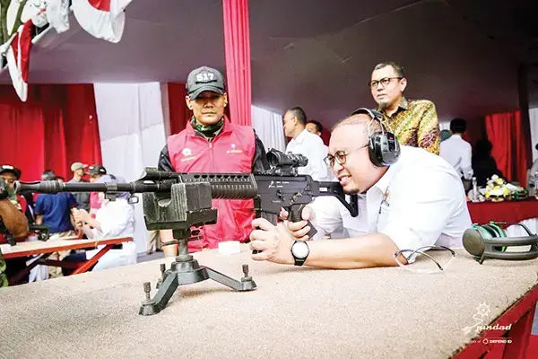 Andre Rosiade: Komisi VI Dukung Defend ID Majukan Kemandirian Alutsista 1 RESES— Wakil Ketua Komisi VI DPR RI Andre Rosiade saat melakukan kunjungan kerja reses ke PT Pindad, Bandung, Rabu (9/4) lalu.