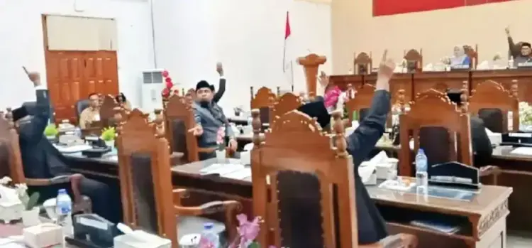 PEMBAHASAN PERDA— Anggota DPRD Sawahlunto mengambil keputusan secara voting dalam rapat paripurna pembahasan perda.