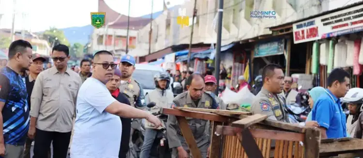 PKL Pasar Pusat Padangpanjang Dipindah ke Tiga Lokasi, Area Parkir Barat Kembali Difungsikan 1 TERTIBKAN PKL— Tim gabungan Pemko Padang Panjang sedang melakukan penertiban kepada sejumlah pedagang kaki lima di sejumlah titik, Senin (14/4).