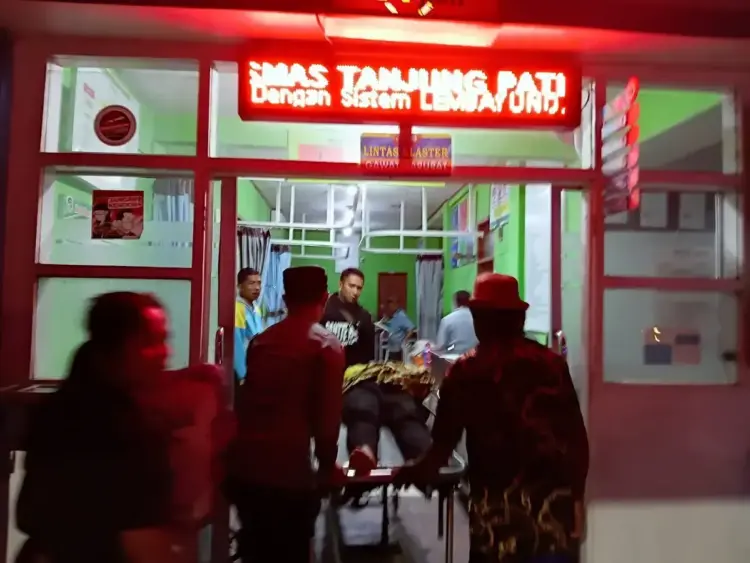 CEPAT TANGGAP—Sorang anggota Polres 50 Kota secara tanggap membantu pejalan kaki yang mengalami kecelakaan lalu lintas ditabrak kendaraan roda dua.