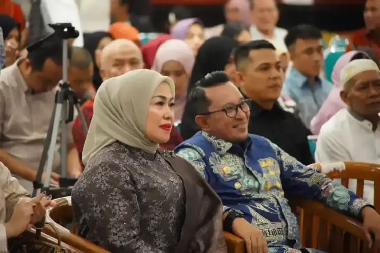HADIRI HALAL BI HALAL— Bupati Tanah Datar Eka Putra yang hadir langsung bersama Isteri Ny. Lise Eka Putra pada acara halal bi halal Ikatan Keluarga Batu Bulek Jabodetabek (IKBJ).