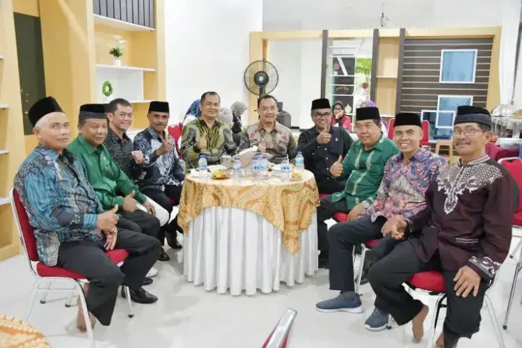 Bersilaturahmi Pasca Libur Lebaran, Kediaman Wabup Agam Ramai Pengunjung 1 SILATURAHMI— Rumah dinas Wakil Bupati Agam, Muhammad Iqbal ramai dikunjungi tamu dari berbagai elemen, Rabu (9/4). Kunjungan ini dilakukan dalam rangka mempererat silaturahmi usai libur panjang Idul Fitri
1446 Hijriah.