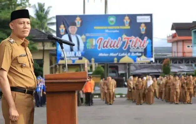 Pemkab Pasaman Sudah Bayarkan THR ASN dan PPPK Rp28 Miliar 1 APEL BERSAMA— Bupati Pasaman Sabar AS, memberikan arahan saat memimpin apel organik di lingkup Pemkab Pasaman usai libur Idulfitri 1446 Hijriyah di halaman kantor bupati di Lubuk Sikaping, Selasa (8/4).
