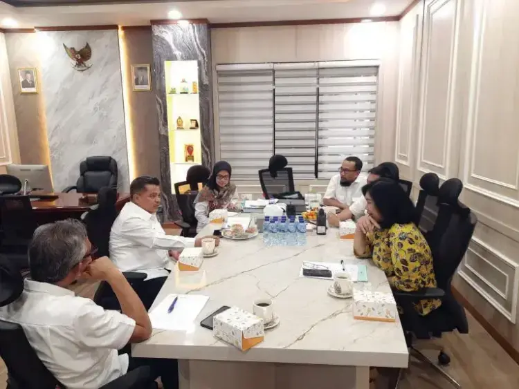 Bupati Kunjungi Kementerian Pertanian, Kementan Siap Alokasikan 2.000 Ha untuk Optimalisasi Lahan di Agam 1 BAHAS OPTIMALISASI LAHAN— Bupati Agam Benni Warlis, menggelar pertemuan strategis dengan Plt Direktur Jenderal Lahan dan Irigasi Pertanian Kementerian Pertanian Husnain, membahas optimasilisa lahan pertanian.