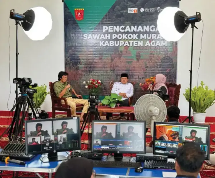 Bupati Agam Hadiri Dialog Interaktif Pencanangan SPM Bersama RRI 1 DIALOG INTERAKTIF— Bupati Agam, Ir. H. Benni Warlis, MM Dt. Tan Batuah, menghadiri dialog interaktif bersama RRI di Surau Kabah Inyiak Tuah, Jorong Panampung, Nagari Lambah, Kecamatan Ampek Angkek,
Jumat (25/4) dalam rangka pencanangan
program SPM Kabupaten Agam.
