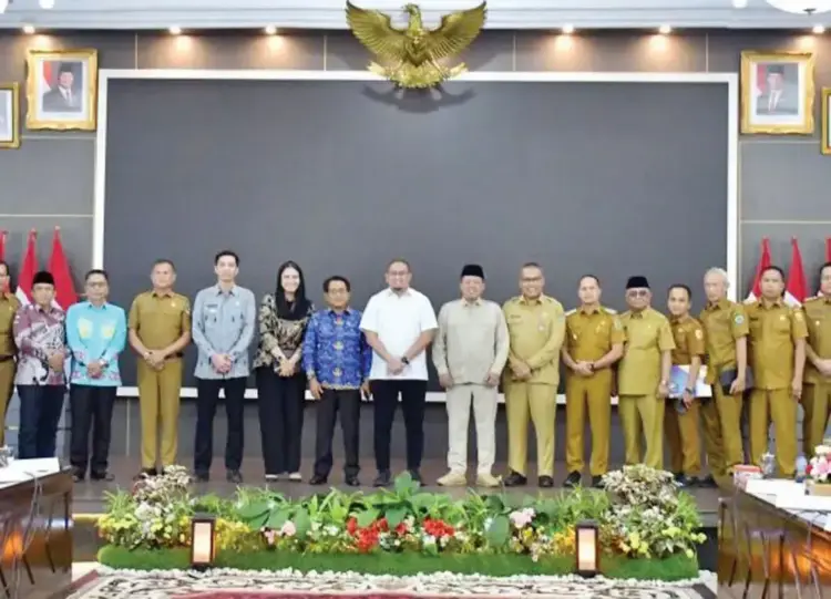 RAPAT KOORDINASI— Bupati Agam diwakili Sekda, Edi Busti, menghadiri Rakor Kementerian ATR/BPN bersama Kepala Daerah se-Sumatera Barat, di Ruang Rapat Istana Gubernur Sumatera Barat, Padang, Senin (28/4).