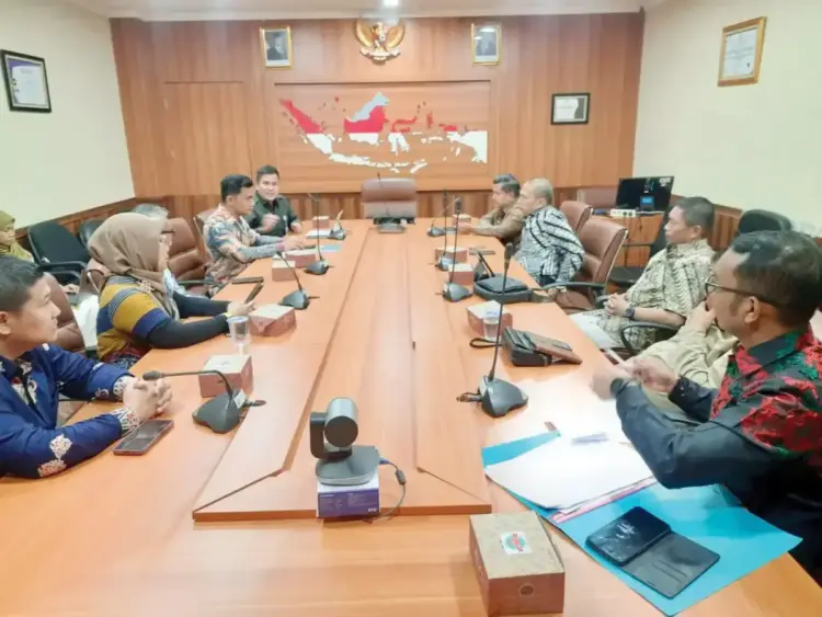 Bupati Agam Jalin Sinergi Pusat-Daerah untuk Perkuat Ketahanan Pangan Desa 1 KOORDINASI KETAHANAN PANGAN— Bupati Agam, Ir. H. Benni Warlis, MM, Dt. Tan Batuah, melakukan koordinasi terkait kebijakan ketahanan pangan desa di Direktorat Jenderal Pengembangan Ekonomi dan Investasi Desa dan Daerah Tertinggal, Jakarta, Kamis (24/4).