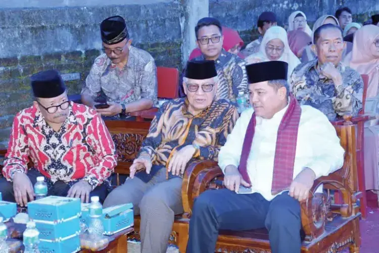 Bupati Agam Kukuhkan Pengurus IKAT Kota Padang, Ajak Bersinergi Wujudkan Agam Madani 1 PENGUKUHAN PENGURUS— Bupati Agam, Ir.H.Benni Warlis MM Dt.Tan Batuah hadiri pengukuhan pengurus IKAT Kota Padang, yang digelar di Asrama Mahasiswa IKAT Air Tawa, Padang, Minggu (27/4).
