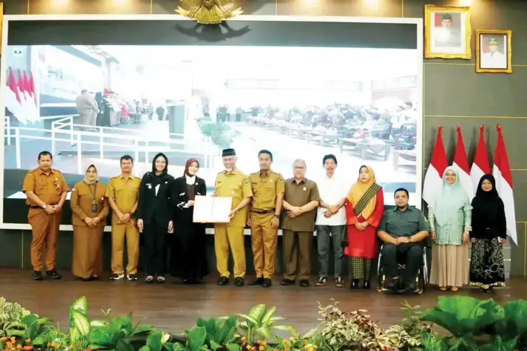 Hadiri Musrenbang RKPD Tahun 2026 Sumbar, Bupati Annisa Sampaikan Aspirasi dari Dharmasraya 1 SERAHKAN ASPIRASI MASYARAKAT— Bupati Dharmasraya, Annisa Suci Ramadhani menyerahkan usulan dan aspirasi masyarakat Dhramasraya pada Musrenbang RKPD Provinsi Sumbar tahun 2026, diterima oleh Gubernur Sumbar, Mahyeldi Ansharullah di Auditorium Gubernuran Provinsi Sumatera Barat, Selasa (15/4).