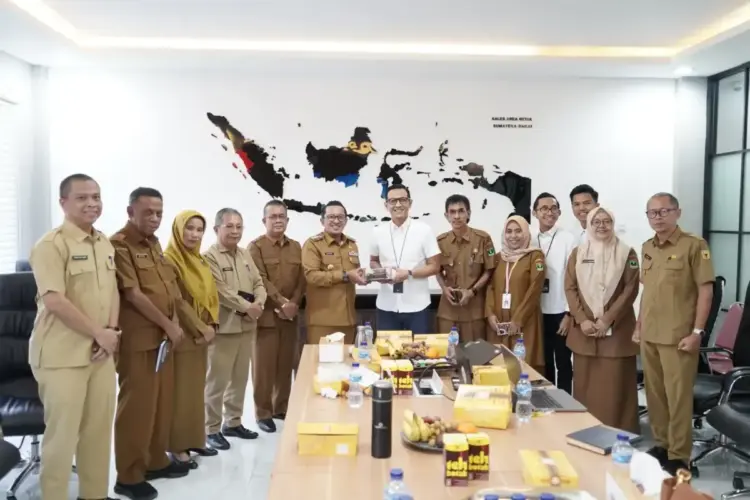 KUNJUNGI—Bupati Tanahdatar Eka Putra  saat kunjungi  Pertamina Patra Niaga di Kota Padang, Senin (14/4).