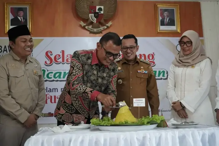 Hadiri HUT ke 17 Bawaslu RI, Bupati Eka Putra Sampaikan Apresiasi 1 Bupati Eka Putra saksikan potong kue hut bawaslu