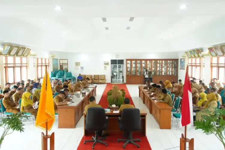 Rakor Evaluasi Kinerja, Bupati Eka Putra Ingatkan OPD Saling Sinergi dan Bekerjasama 1 Bupati Eka Putra yang turut didampingi Wakil Bupati Ahmad Fadly dalam Rapat Koordinasi Rakor Evaluasi Kinerja Perangkat Daerah Triwulan I Selasa 8 4 di aula eksekutif bersama Kep