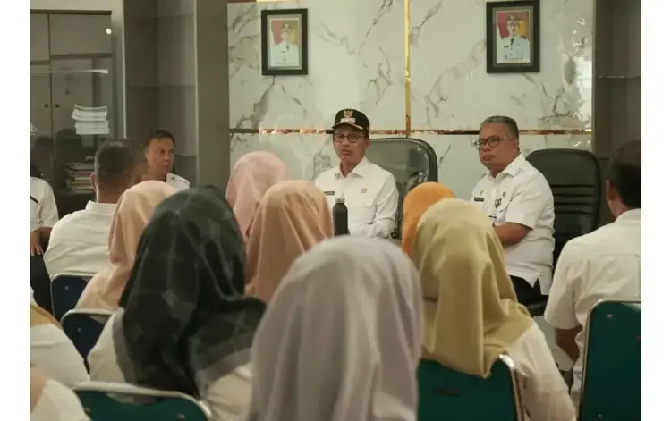 Bupati Khairunas Pastikan Kantor Pemerintahan Ditata dan Dirawat Kebersihannya 1 ARAHAN—Bupati Solok Selatan H. Khairunas berikan arahan pada saat kunjungan hari kedia ini dilaksanakan ke Kantor Bappeda dan Dinas Pekerjaan Umum, Tata Ruang dan Pertanahan (PUTRP) di Jalan Poros Perkantoran.