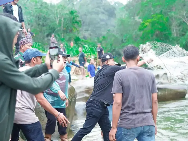 Bentuk Dukung Pemda Terhadap Upaya Peningkatan Ekonomi Rakyat, Bupati Jon Firman Pandu Hadiri Panen Ikan Larangan 1 HADIRI PENEN IKAN— Bupati Solok Jon Firman Pandu saat menghadiri panen ikan larangan di Jorong Lubuak Muaro Nagari Sungai Abu, Kecamatan Hiliran Gumanti, Kahupaten Solok.