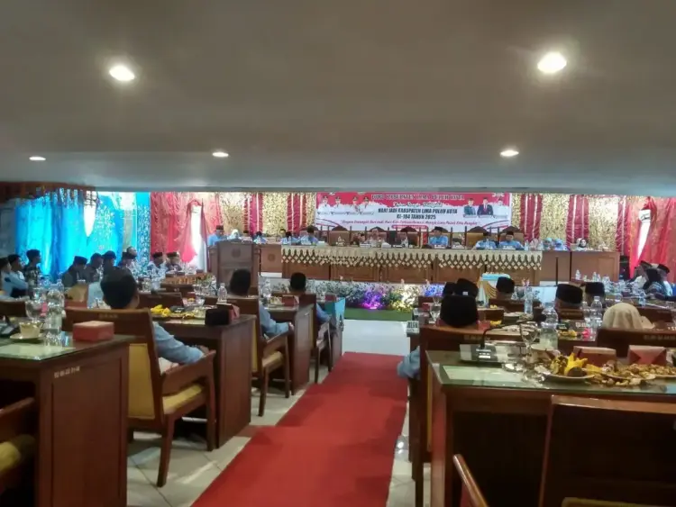 Bupati Lima Puluh Kota Kaget Ada Pembayaran Lampu Jalan Sampai Rp6 Miliar 1 SAMPAIKAN PIDATO HUT— Bupati Limapuluh Kota H Safni saat menyampakkan pidato di Paripurna HUT Lima Puluh Kota ke 184.