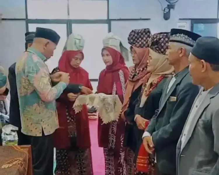 KUKUHKAN PENGURUS— Bupati Lima Puluh Kota Safni saat mengukuhkan PBC di Nagari Supayan