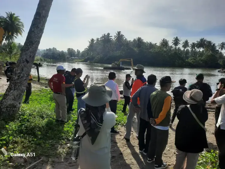 Ribuan Warga Ikuti Goro Akbar di Batang Ulakan 1 GORO AKBAR— Bupati Padangpariaman John Kenedi Aziz (JKA) membuka goro akbar yang diikuti ribuan masyarakat di Batang Ulakan, Kabupaten Padangpariaman. Para peserta yang terdiri dari berbagai unsur masyarakat dibagi ke dalam delapan titik atau pos yang telah ditentukan sebelumnya.