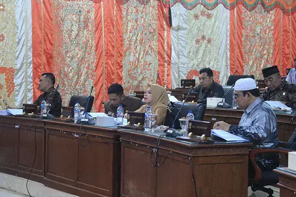 LKPj Bupati Pasaman Barat Tahun 2024, Pendapatan Asli Daerah Capai Rp127,13 Miliar 1 BACAKAN LKPJ— Bupati Pasaman Barat Yulianto, bersama Wakil Bupati M. Ihpan membacakan Nota Laporan Keterangan Pertanggungjawaban (LKPJ) Bupati Tahun Anggaran 2024 di hadapan anggota DPRD.