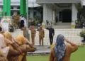 Apel Gabungan Hari Pertama Masuk Kerja, Bupati Lima Puluh Kota Sebut Banyak dapat Laporan dari Masyarakat 10 Apel Gabungan Hari Pertama Masuk Kerja, Bupati Lima Puluh Kota Sebut Banyak dapat Laporan dari Masyarakat