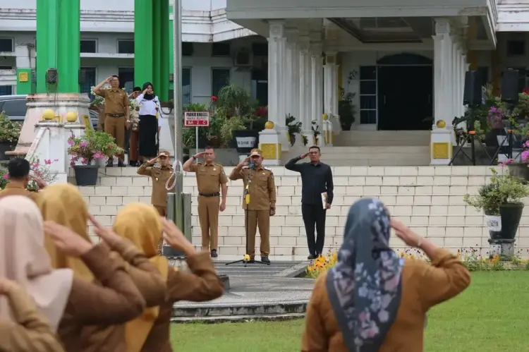Apel Gabungan Hari Pertama Masuk Kerja, Bupati Lima Puluh Kota Sebut Banyak dapat Laporan dari Masyarakat 1 APEL PERDANA— Bupati :imapuluh Kota H. Safni memimpin apel gabungan persana bersama seluruh ASN Pemkab, Selasa (8/4).