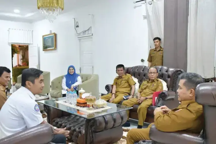 KUNJUNGAN SILATURAHMI— Bupati Agam, Benni Warlis, menerima kunjungan silaturahmi dari Kepala BPJS Kesehatan Cabang Bukittinggi dan Agam di Rumah Dinas Bupati Agam, Kecamatan Lubuk Basung, 
Senin (14/4).