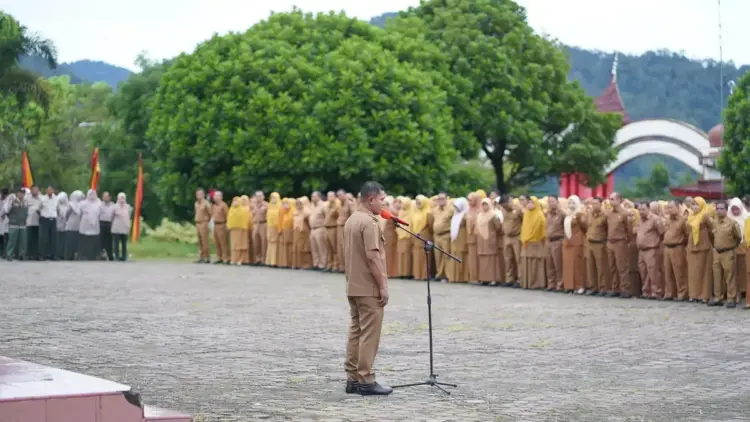 Bupati Jon Firman Pandu Sebut, Momen Hari Pertama Kerja Sebagai Titik Awal Bangun Semangat 1 SAMBUTAN—Bupati Solok, Jon Firman Pandu berikan sambutan saat memimpin apel pagi pada hari pertama kerja.