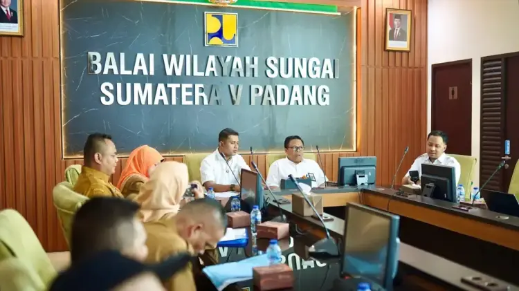 Terkait Permasalahan Irigasi, Sungai dan Embung, Bupati Jon Firman Pandu Kunjungi BWS Sumatera V 1 SAMBUTAN— Bupati Solok Jon Firman Pandu, saat sampai di kantor BWS Sumatera V berikan sambutan.