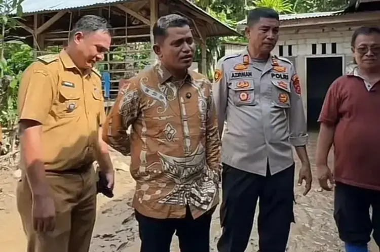 Respon Cepat Bupati Solok Tangani Longsor, Jon Firman Pandu Kerahkan Alat Berat dan Personel BPBD 1 TINJAU—Bupati Solok Jon Firman Pandu, saat meninjau lokasi longsor di Nagari Sungai Jambur, Kecamatan IX Koto Sungai Lasi, Kabupaten Solok.