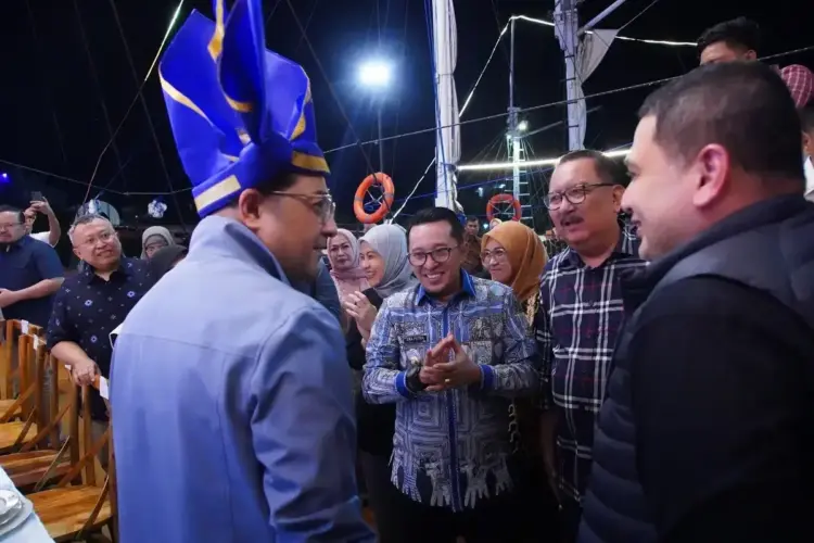 Pemanfaatan Digital Berdampak pada Pengembangan E-Kraf 1 GALA DINNER— Bupati Tanah Datar Eka Putra didampinggi Ketua TP PKK Tanah Datar Ny. Lise Eka Putra menghadiri acara gala dinner Menteri Ekonomi Kreatif Teungku Riefky Harsya dengan para konten kreator.