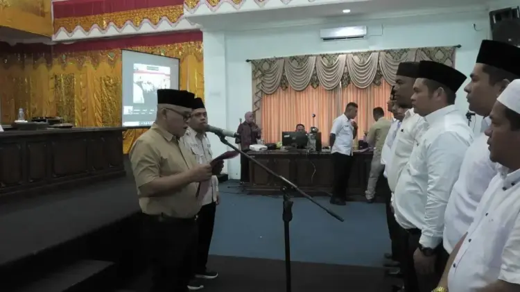 DPD PPPK Pasbar Resmi Dibentuk, Bupati Yulianto Tegaskan Komitmen Perjuangkan Hak PPPK 1 Bupati Yulianto saat ambil sumpah