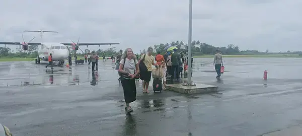 Dari BIM ke BUM, Bupati Mentawai Terbang Perdana dengan Maskapai Wings Air 1 TERBANG PERDANA—Bupati Mentawai bersama keluarga dan tim Muspida usai melakukan penerbangan perdana maskapai Wings Air dari Bandara Internasional Minangkabau (BIM) ke Bandar Udara Mentawai (BUM). Penerbangan didominasi sekitar 80 persen turis asing.