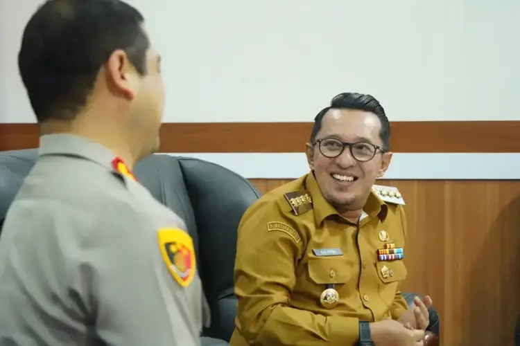 Diskusi Penanganan Masalah Hukum, Bupati Tanahdatar Sambangi Polrestabes Makassar 1 DIALOG— Bupati Eka Putra saat dialog dengan Kapolrestabes Makassar Kombes Pol. Arya Perdana.