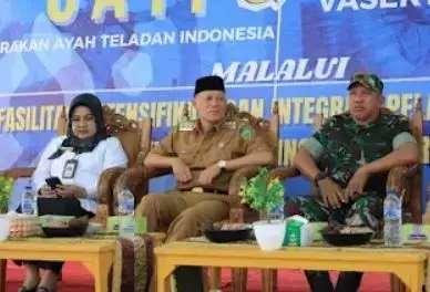 SOSIALISASI—Bupati Pasaman Sabar AS saat mengikuti  peluncuran sosialisasi serentak dalam rangka Hari Kartini dan pemecahan rekor MURI Sumatera Barat dipusatkan di Kabupaten Pasaman, bertempat di Rumah Sakit Tuanku Rao Padang Gelugur, Senin (21/4).