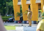 Benni Warlis Pimpin Apel di Halaman Kantor Bupati