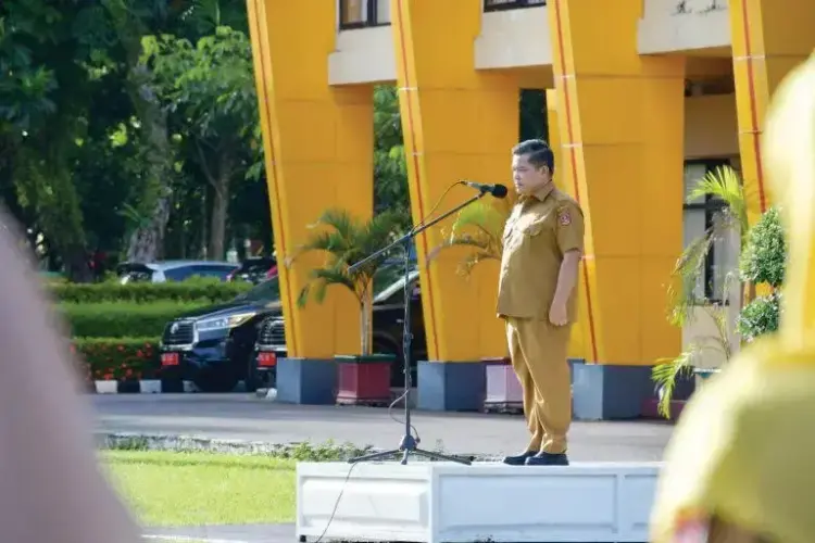 APEL PAGI— Bupati Agam Benni Warlis memimpin apel di halaman 
Kantor Bupati Agam, Senin (21/4).