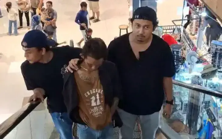 CURI TAS— Pelaku J (36) diamankan Tim Klewang 
Polresta Padang lantaran terlibat kasus pencurian tas milik pengunjung Plaza Andalas.