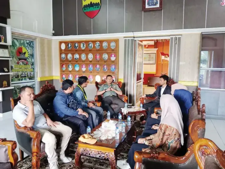 Diskusi Bahas UU TNI 2025, Dandim 0304 Agam Ajak Mahasiswa Berkolaborasi dan Jaga Keamanan 1 DISKUSI UU TNI YANG BARU— Dandim 0304/Agam Letkol Arm Bayu Ardhitya Nugroho, melakukan diskusi terbuka
bersama mahasiswa membahas perkembangan terbaru dalam Undang-Undang Tentara Nasional Indonesia (UU TNI) Tahun 2025
di ruang transit Kodim 0304/Agam, Kota Bukittinggi.