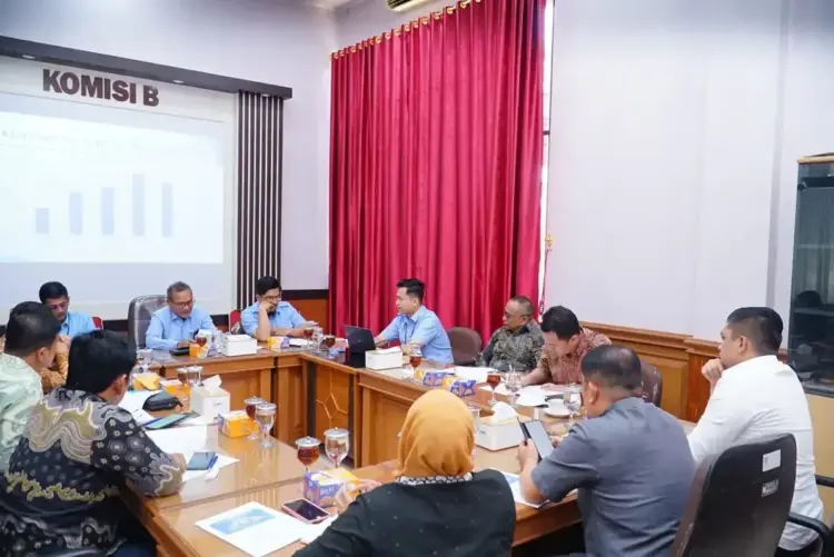 Terkait Distribusi Air PAM Sago, DPRD Pertanyakan Keluhan Masyarakat 1 RAPAT KOMISI— Komisi B DPRD Kota Payakumbuh menggelar Rapat Dengar Pendapat (RDP) bersama Perumda Air Minum Tirta Sago, Senin (21/4) di Ruang Rapat Komisi B.