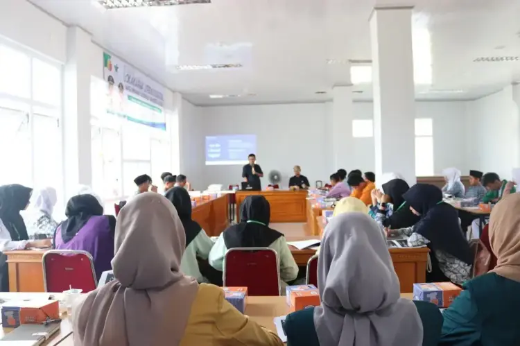 DPK Gelar Lokarya Literiasi Digital, Tingkatkan Keterampilan Digital Pelajar 1 SAMBUTAN— Sekretaris Dinas Perpustakaan dan Kearsipan Kota Solok, Dr. Asrinur, berikan sambutan saat membuka kegiatan kemarin.