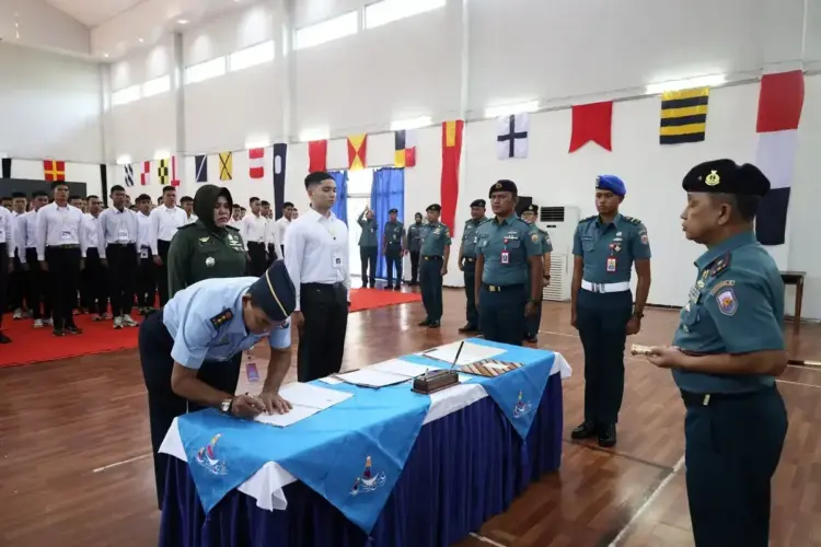 Penerimaan Catar TNI 2025 Lebih Selektif, Danlantamal II Teken Pakta Integritas 1 TEKEN PAKTA INTEGRITAS— Danlantamal II Padang Laksamana Pertama (Laksma) TNI Sarimpunan Tanjung menyaksikan penandatanganan pakta integritas Calon Taruna Akademi TNI tahun anggaran 2025 bertempat di Gedung Yos, Mako Lantamal II Padang Jalan Bukit Peti-Peti Kamis (24/4).