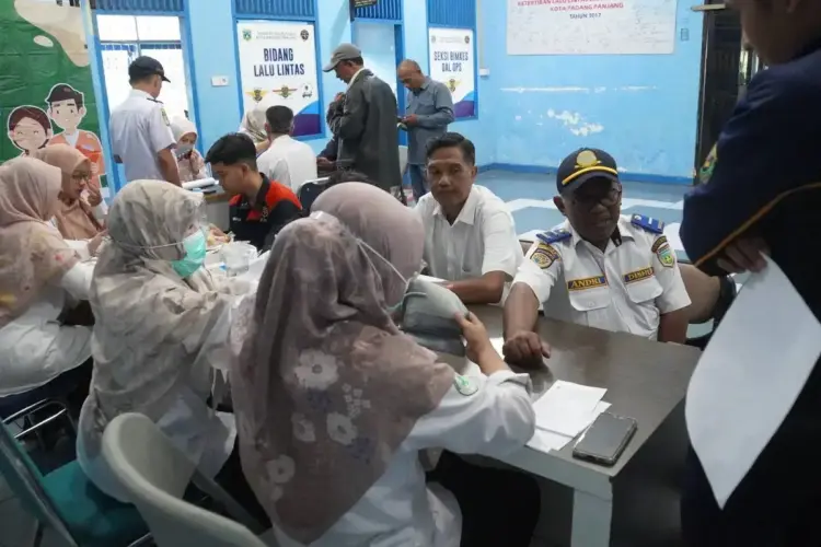 Petugas SSA Dishub Dapat Pemeriksaan Kesehatan dari Puskesmas Busur 1 PEMERIKSAAN KESEHATAN— Petugas Dishub Padang Panjang melakukan pemeriksaan kesehatan di Puskesmas Bukit Surungan (Busur).