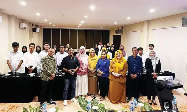 Kuliner Menjanjikan, 40 Anak Muda Dibekali Ilmu Tata Boga 1 PELATIHAN TATA BOGA— Disnakerin Kota Padang memberikan pelatihan untuk menekan angka pengangguran yang fokus kepada bidang tata boga, Senin (28/4), dengan melibatkan puluhan peserta dari berbagai kecamatan di Kota Padang.